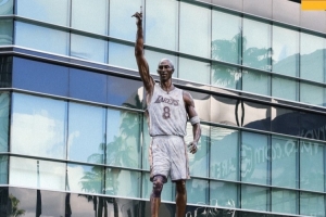 两年前的今天！湖人纪念科比81分单手指天雕像揭幕两周年